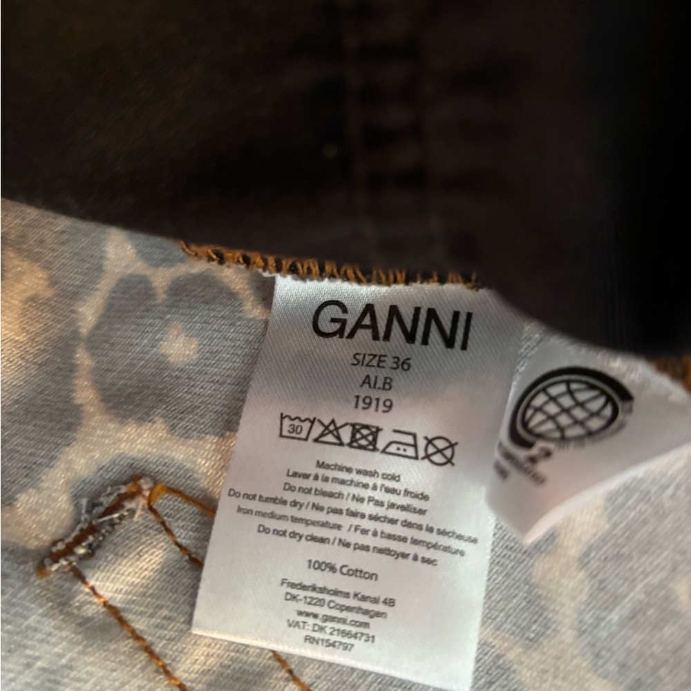 Mini leopard skirt, never worn